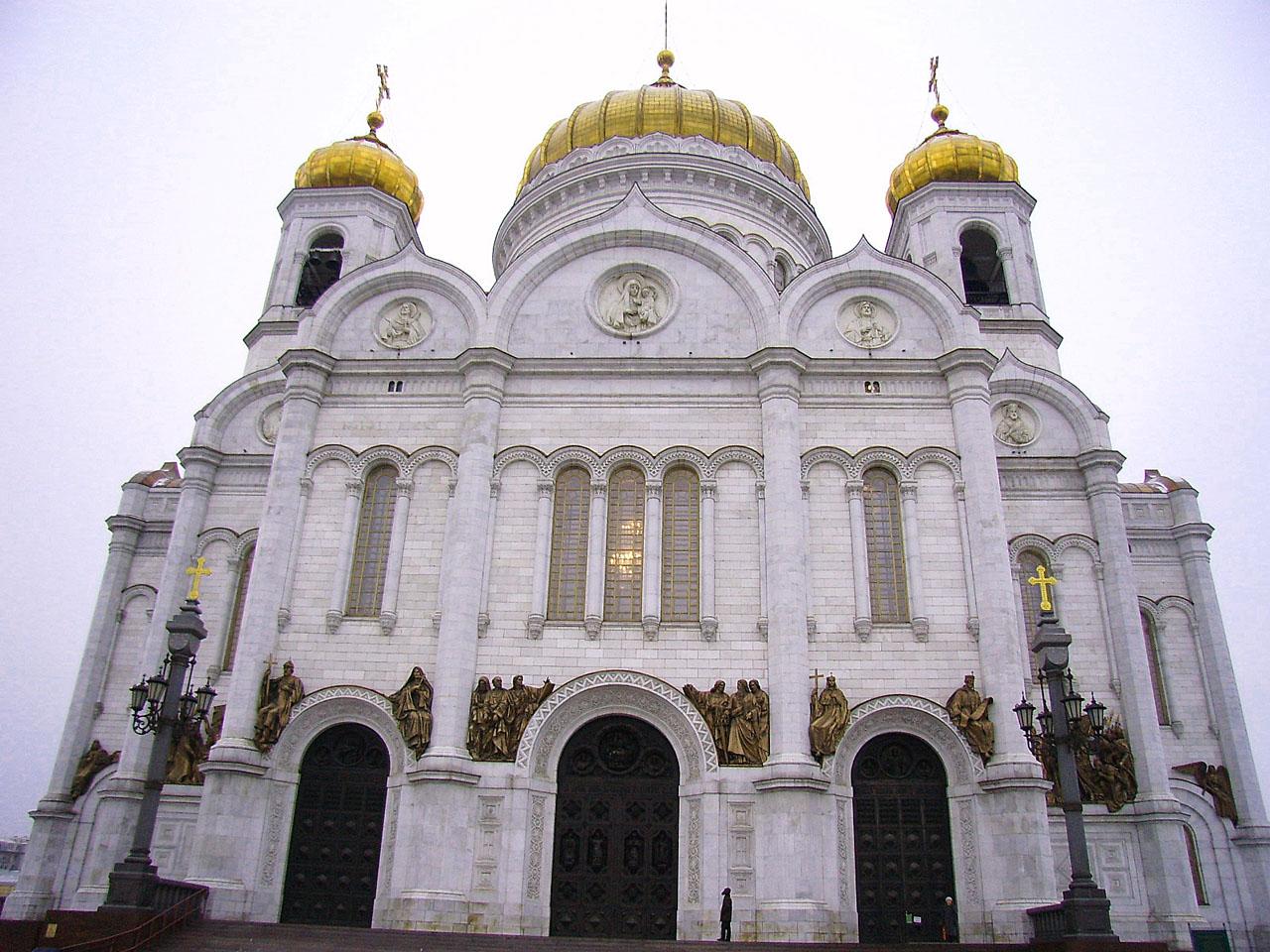 Каменные храмы москвы. Храм Христа Спасителя каменная резьба. Церкви из белого камня Москвы. Белый собор в Москве. Собор из белого камня.